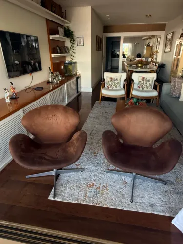 Poltrona Design Contemporâneo em Madeira Maciça com Estofado Marrom