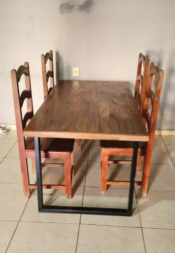 MESA DE JANTAR COM QUATRO CADEIRAS