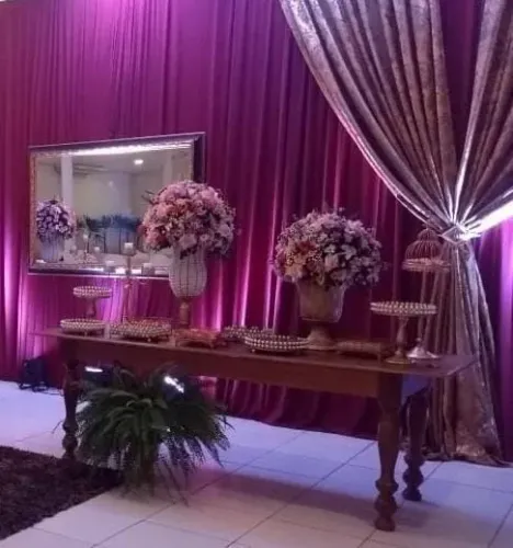 Vendo mesa em madeira Polída (pernas torneadas) para 10 lugares, ideal p decoração e salas