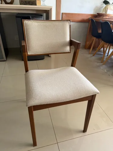 Vende-se 6 cadeiras de mesa de jantar de madeira maciça!
