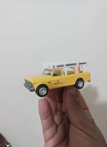 Ford F-250 (1979) amarela da linha Hot Wheels Retro Entertainment