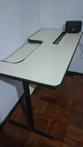 Mesa para computador,  ou estante