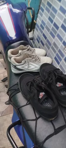 Vende-se sapato futsal e uma society número 37 os dois. 