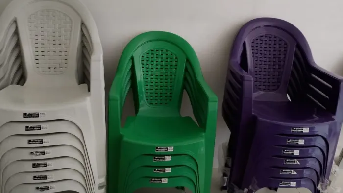 Cadeira de plástico com braço