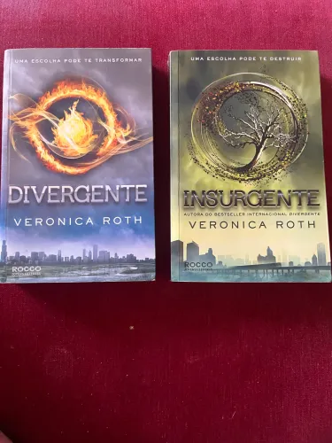 Vendo livros da série Divergente e Insurgente