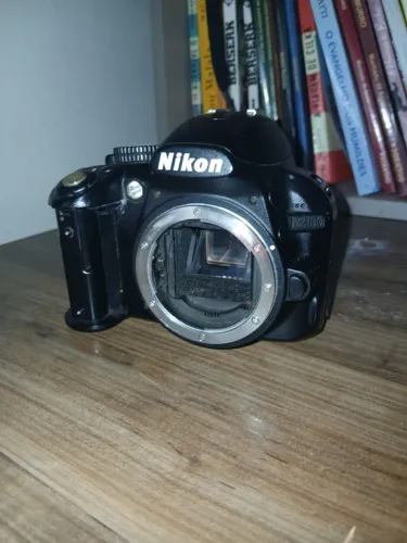 Nikon D3100 (apenas corpo ; para conserto)