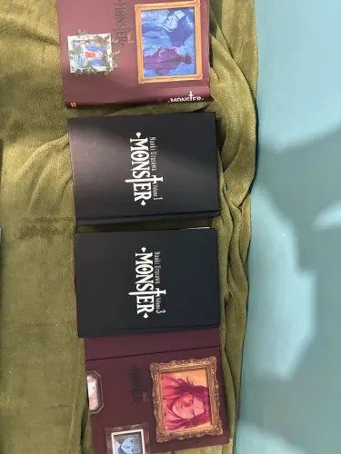 Mangá Monster , volumes 1 e 3 capa dura