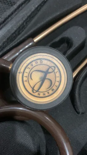 Estetoscópio 3M Littmann Classic III na cor Chocolate com acabamento em Cobre