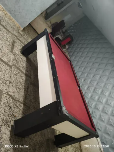 Mesa de sinuca com ficha, tampo de ardósia e tacos