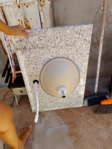 Pia de mármore com cuba para banheiro. 50 cm x 81 cm 