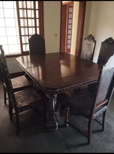 Mesa de jantar em jacarandá maciço com cadeiras de couro feita a mão super conservada