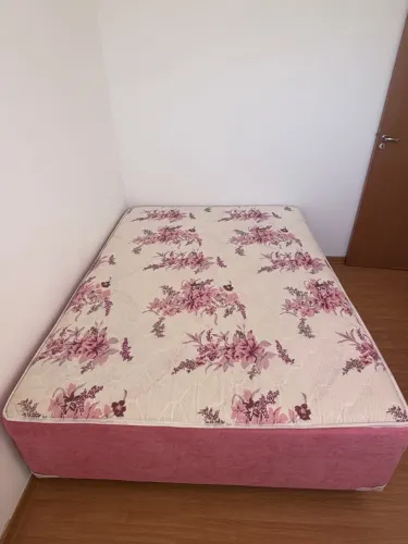 Cama de casal seminova
