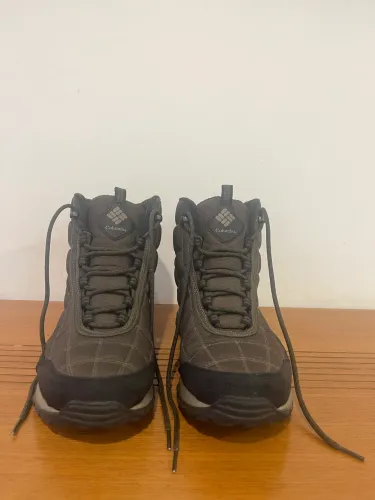 Bota Columbia Waterproof. Tamanho 42. Bota casual, Neve, trilha, resistente à água.