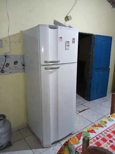 Vende-se geladeira Electrolux,super freezer,único defeito o automático 1200,1100 se retira