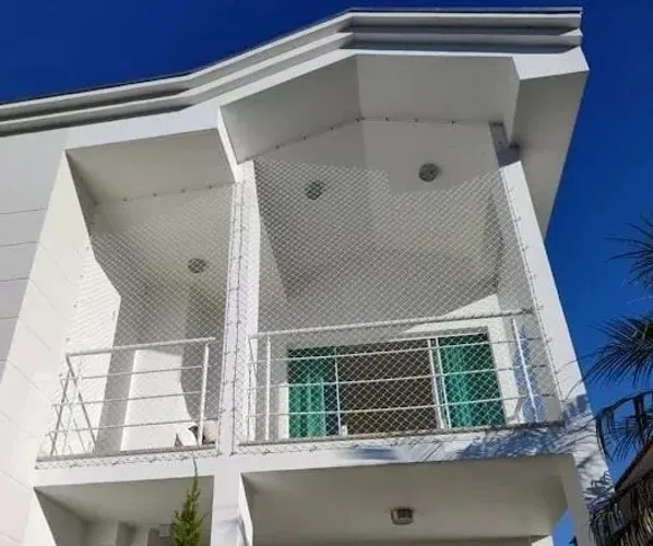 Rede para proteção de varanda residencial instalada