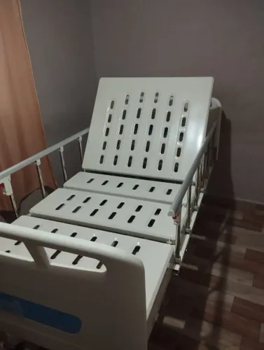 Cama hospitalar, com funções. 