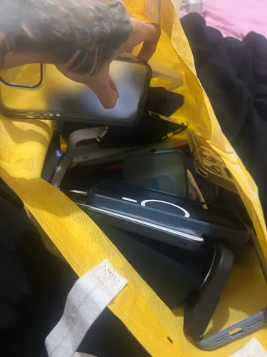 iPhone 14 Pro Max 256 - eSIM // Acompanha 60 capinhas originais da Apple de brinde