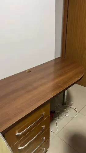 Mesa de escritório com gavetas