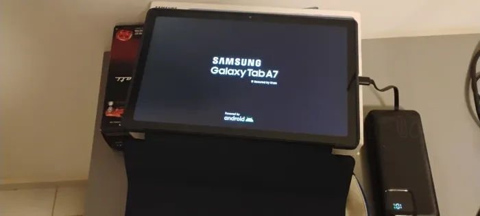 Samsung Tab A7 com defeito na placa de carregamento, não possui trincos ou riscos na tela.