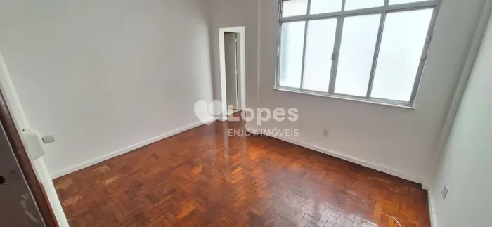 Apartamento com Dependência Completa Próximo à Praça Xavier de Brito, Tijuca