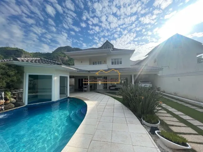 Casa no condomínio maramar