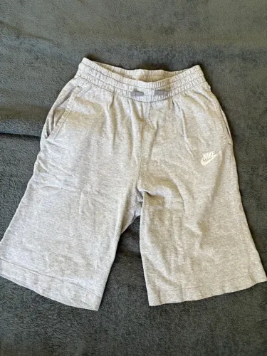 Shorts de moletom Nike - TAM G infantil (Servem bem P adulto)