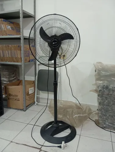 Ventilador de chão grande muito vento