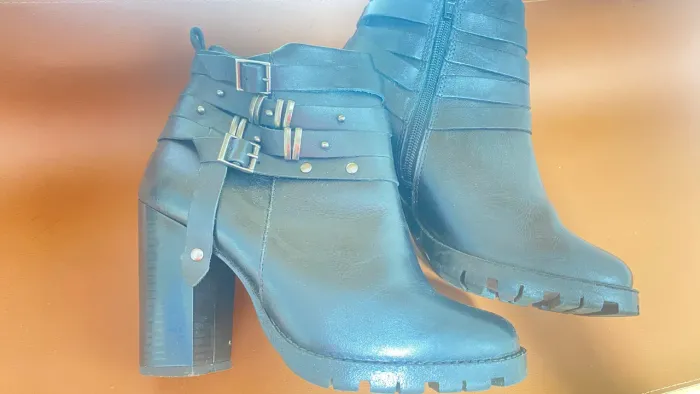 Bota estilosa de couro legítimo 