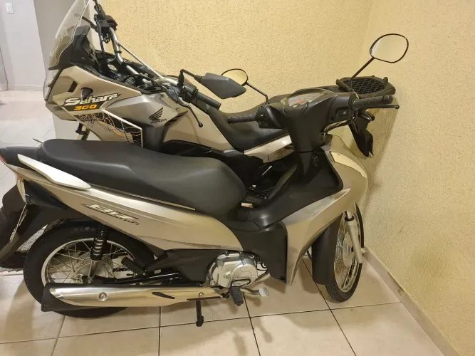 Troco 2 moto em carro