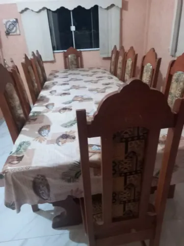 VENDO UMA MESA DE MADEIRA DE LEI ,COM 12 CADEIRAS EM PERFEITO ESTADO ,ÓTIMA OPORTUNIDADE. 