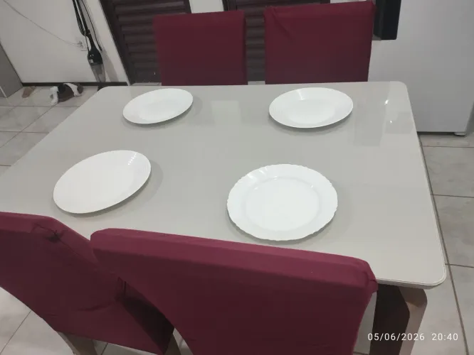 Mesa com vidro temperado e 4 cadeiras