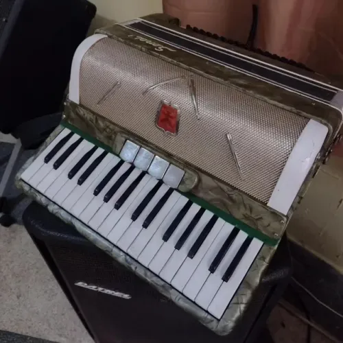 ACORDEON SANFONA SONELLI 80 BAIXOS AFINADA E TOP DE SOM POR APENAS....
