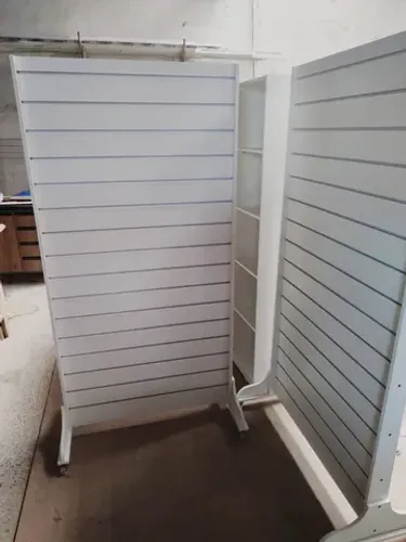 Expositor Móvel c/ Painel Canaletado (Rodizio em silicone)