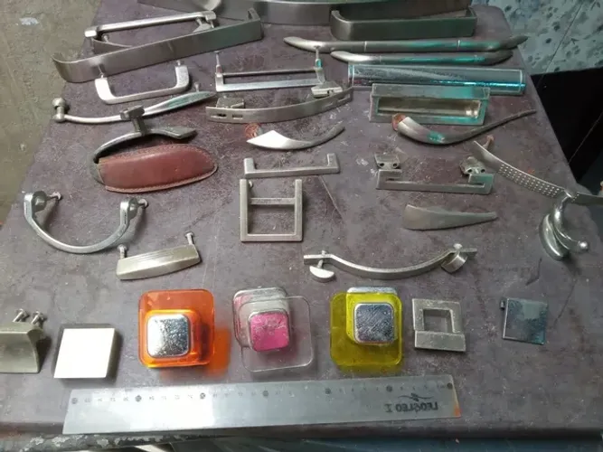 R$85 Puxadores em metal, todos por esse valor.