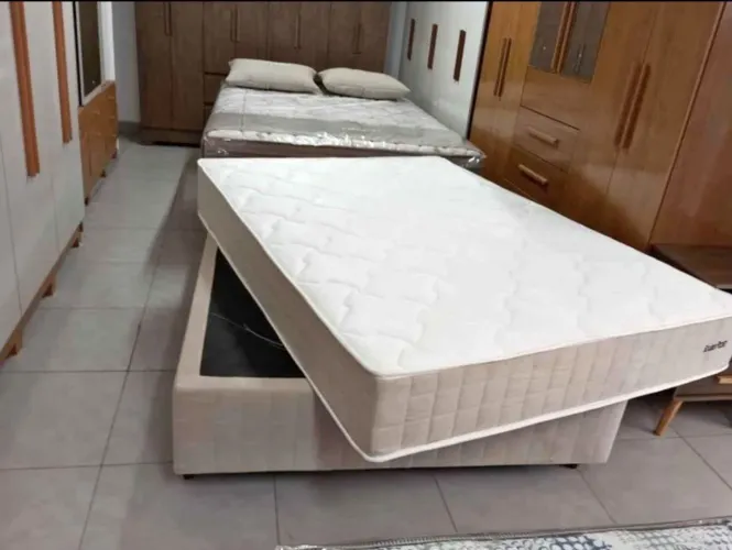 Cama de casal bege em molas ensacadas