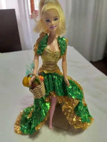 Barbie Antiga vestida de Carmen Miranda