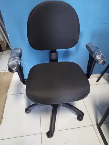 Cadeira giratória com regulagens NR17