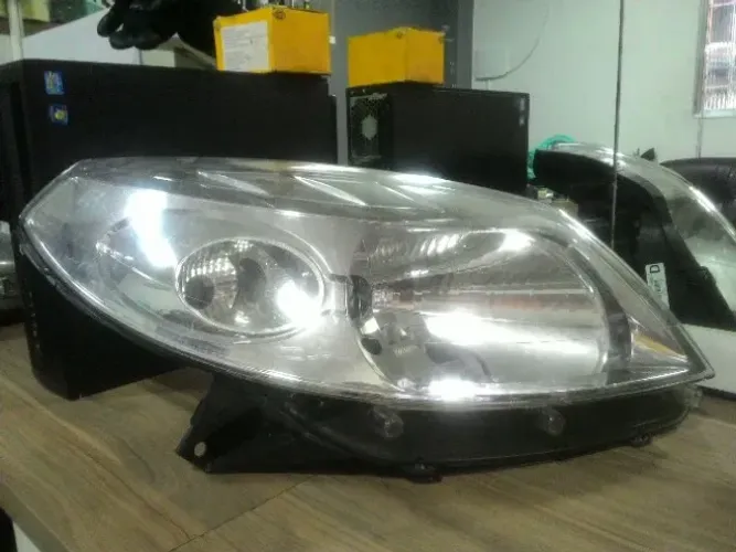 Farol Direito Renault Sandero Máscara Negra 2007 a 2011 026052.0