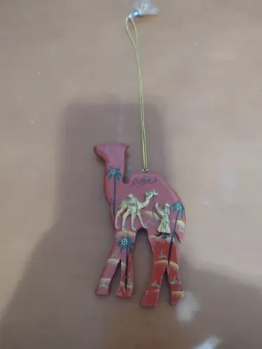 Enfeite camelô em madeira 
