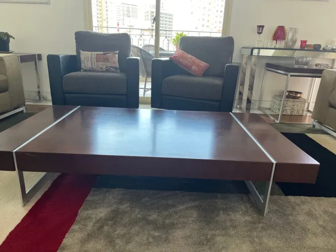 Mesa de centro em madeira maciça c metal
