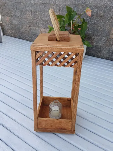 Lanterna marroquina grande, madeira nobre, maciça, acompanha queimador para velas.