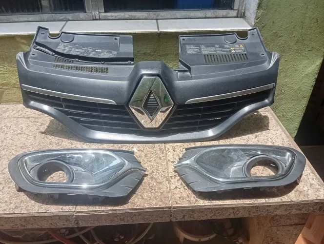 Grade dianteira Renault Logan/Sandero 2014 a 2020 original com emblema 