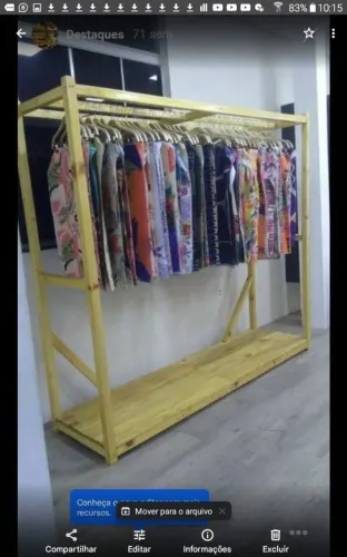 Arara de roupa de madeira pinus envernizada 