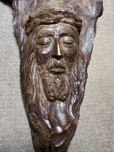 Escultura da Face de Cristo entalhada em nó de pinho por Andrä Thaler