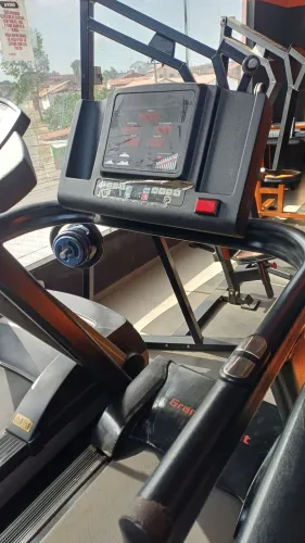 Vendo esteira profissional ótimo estado .