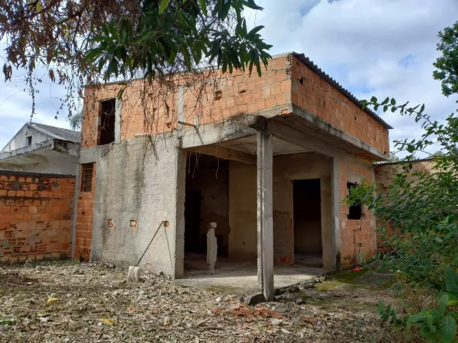 Terreno amplo com construção iniciada - 253m² - Belford Roxo/RJ (Heliópolis)