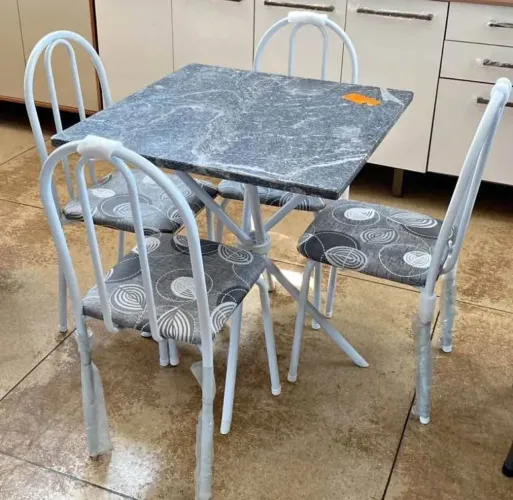Mesa com 4 cadeiras para cozinha ou área de lazer