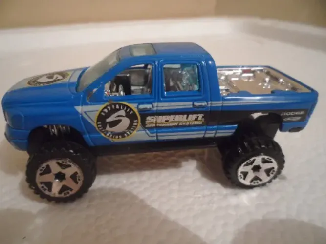 Miniatura Hot Wheels 2006 Dodge Ram 1500 azul loose