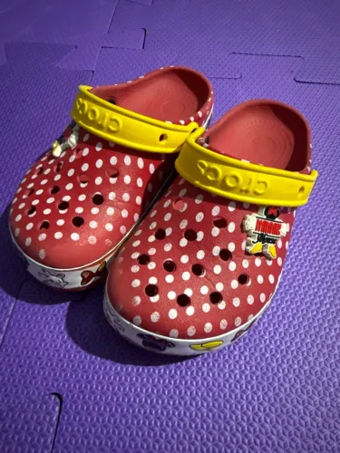 Chinelos Crocs Minnie Mouse infantil