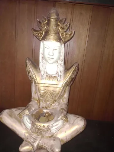 Escultura em gesso Lakshimi